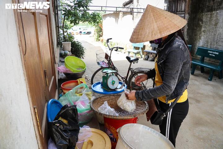Ảnh: Nghề nấu hến ‘hốt bạc’, mặc trời nắng như đổ lửa - 12