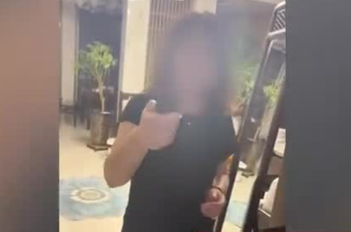 Con gái 22 tuổi đi chơi về quá giờ cơm, mẹ bắt đo nồng độ cồn mới cho vào nhà - 1