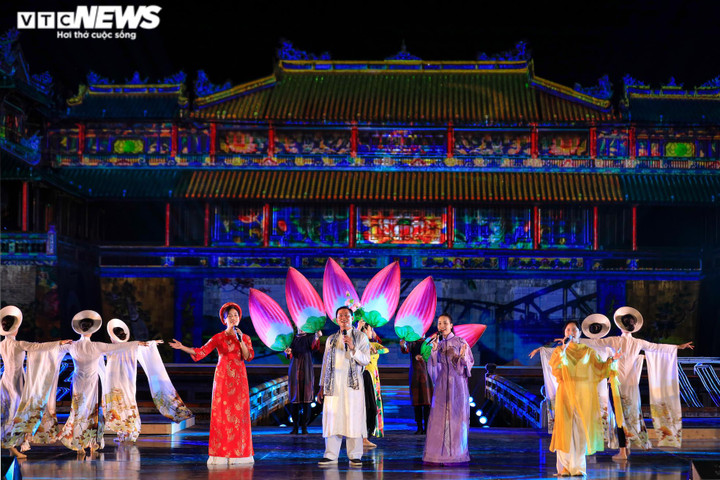 Ảnh: Đại Nội Huế khoác tấm áo mới lung linh trong đêm khai màn Festival Huế 2022 - 8