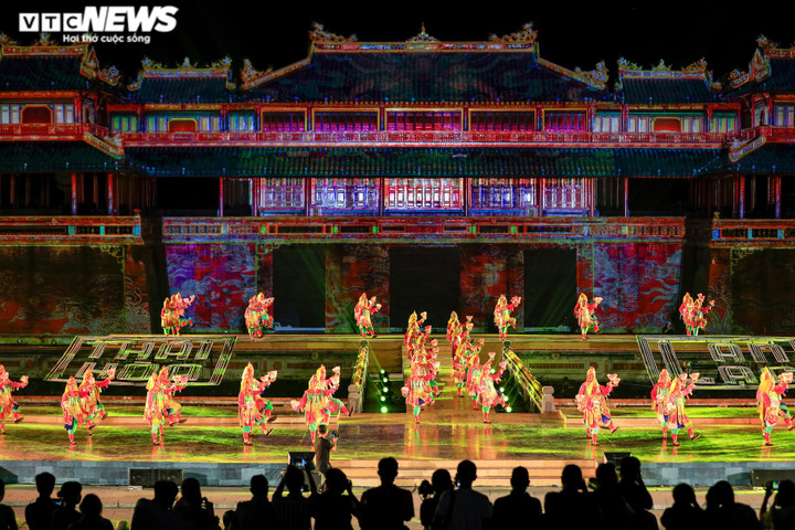 Ảnh: Đại Nội Huế khoác tấm áo mới lung linh trong đêm khai màn Festival Huế 2022 - 9