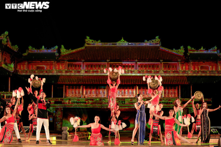 Ảnh: Đại Nội Huế khoác tấm áo mới lung linh trong đêm khai màn Festival Huế 2022 - 11