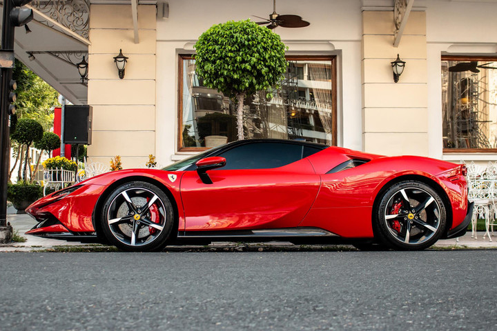 Những mẫu siêu xe được trang bị thêm động cơ điện tại Việt Nam - 6