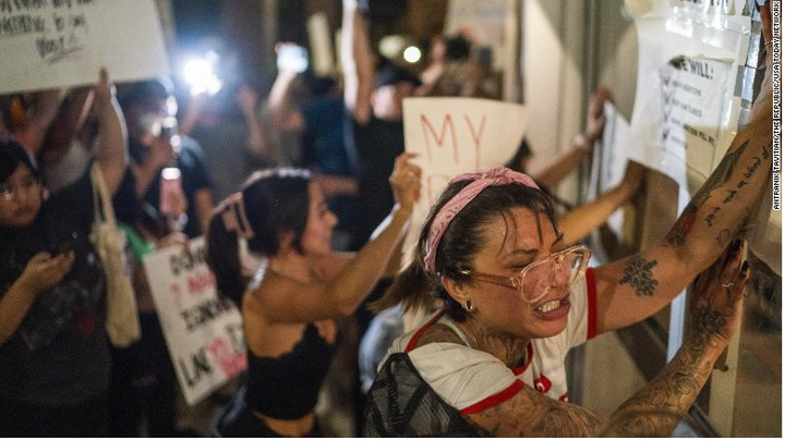 Nhiều thành phố Mỹ nổ ra biểu tình sau phán quyết của Tòa án tối cao - 6