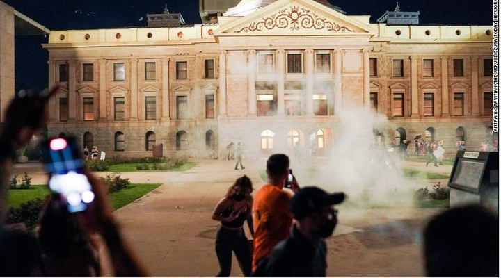 Nhiều thành phố Mỹ nổ ra biểu tình sau phán quyết của Tòa án tối cao - 7