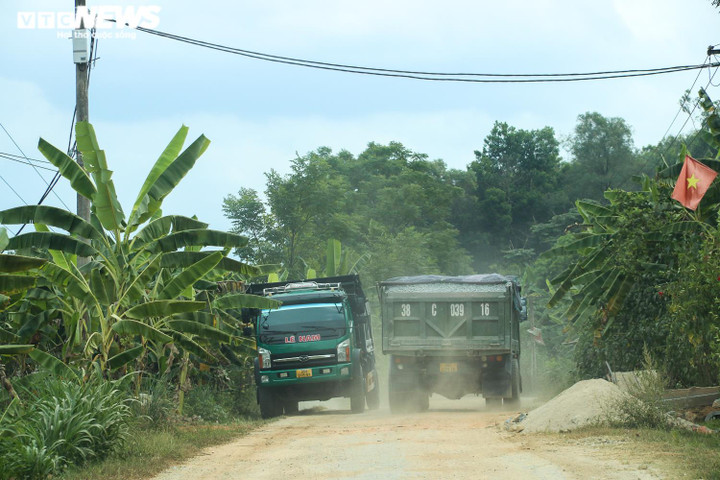 CSGT xử phạt xe tải vi phạm nhờ hình ảnh của Báo VTC News cung cấp - 3