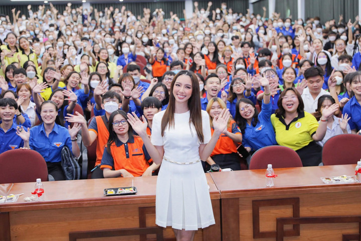 Thùy Tiên vào top 20 giải thưởng 'Hoa hậu của các hoa hậu 2021' - 2