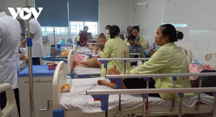  Hà Nội: Cảnh báo số trẻ mắc tay chân miệng tăng gấp 4 lần - 1