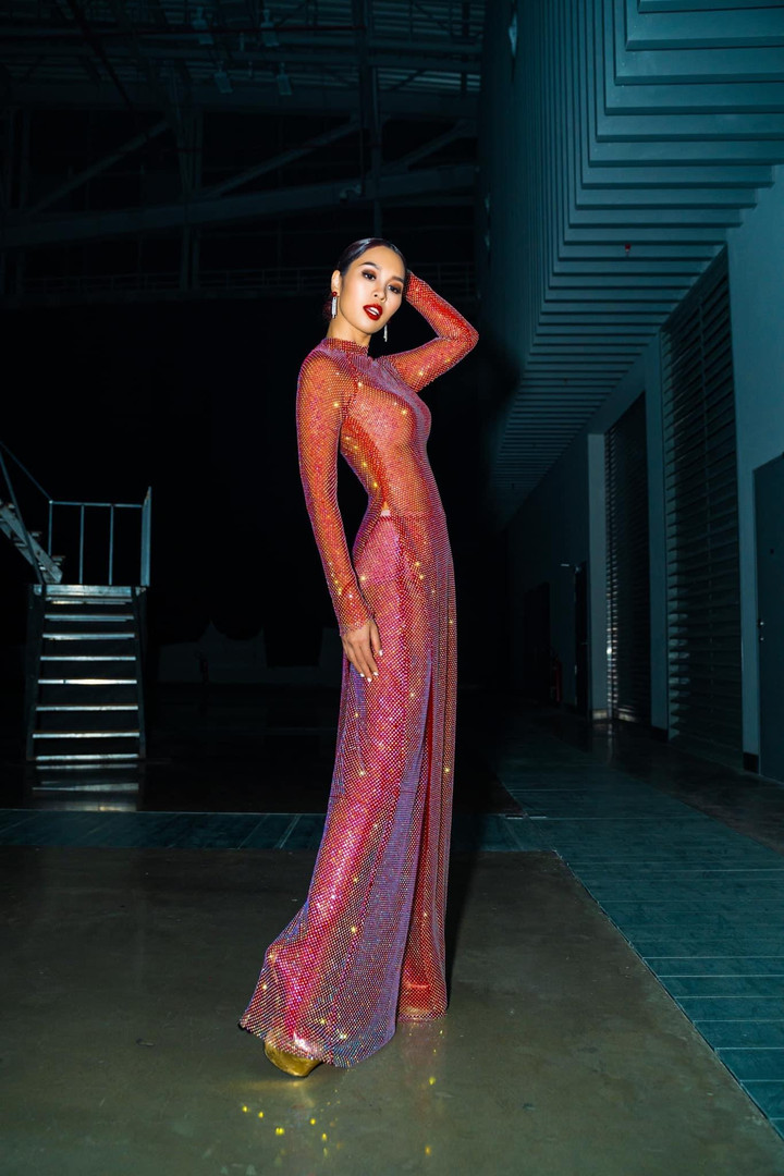 Hà Anh diện trang phục gây tranh cãi, nhà thiết kế Lý Quí Khánh lên tiếng - 4