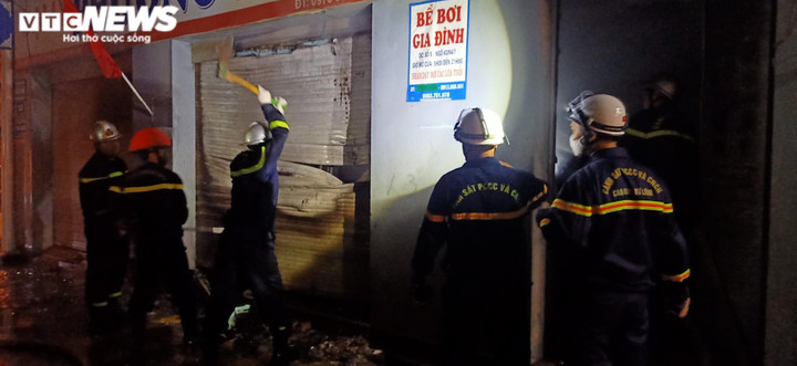 Giải cứu cặp vợ chồng cùng 2 con nhỏ mắc kẹt trong đám cháy giữa đêm ở Hà Nội - 1