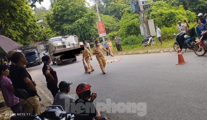 Đứng ven đường, bé trai bị xe tải cuốn vào gầm chết thương tâm - 1