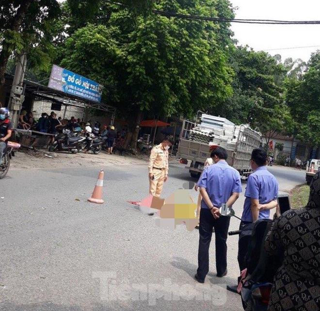 Đứng ven đường, bé trai bị xe tải cuốn vào gầm chết thương tâm - 2