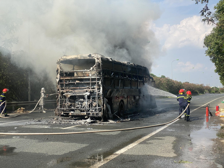 Xe khách giường nằm cháy rụi trên đại lộ Thăng Long ở Hà Nội - 2