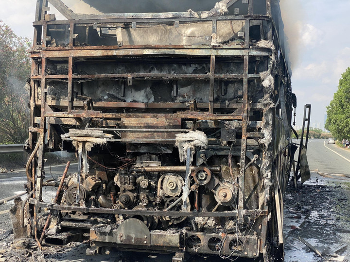 Xe khách giường nằm cháy rụi trên đại lộ Thăng Long ở Hà Nội - 4