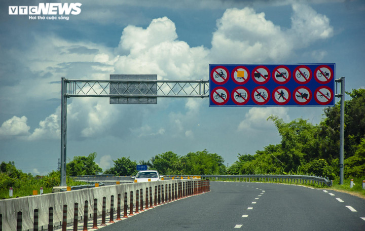 Đường hơn 6.300 tỷ đồng ở miền Tây 'vá chằng vá đụp' sau hơn 1 năm khánh thành - 1