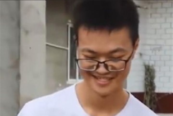 Đỗ đại học nhưng quyết không đi học, thi lại hai lần lấy 7 tỷ đồng tiền thưởng - 1