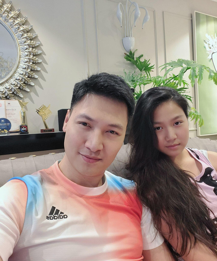 Sao Việt 27/6: Mạnh Trường khoe con gái giống hệt bố, NS Thu Hà trẻ đẹp tuổi 53 - 1