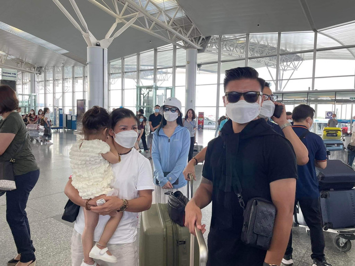 Quang Hải chia tay gia đình sang Pháp, sẵn sàng gia nhập Pau FC - 1