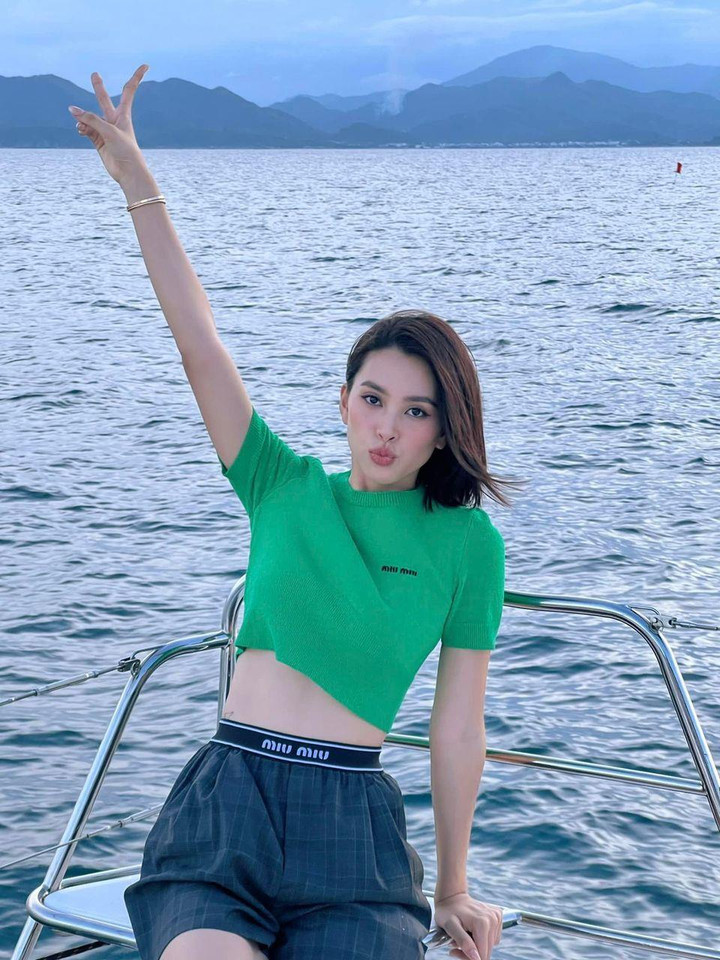 Sao Việt 28/6: Hà Hồ nhắn nhủ Kim Lý nhân kỷ niệm 5 năm yêu nhau - 4