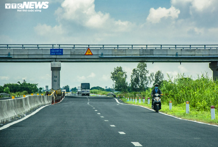 Đường hơn 6.300 tỷ đồng ở miền Tây 'vá chằng vá đụp' sau hơn 1 năm khánh thành - 9