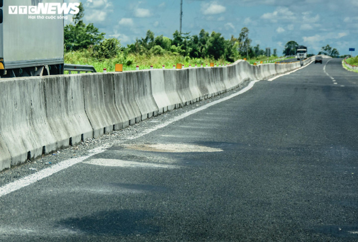 Đường hơn 6.300 tỷ đồng ở miền Tây 'vá chằng vá đụp' sau hơn 1 năm khánh thành - 7