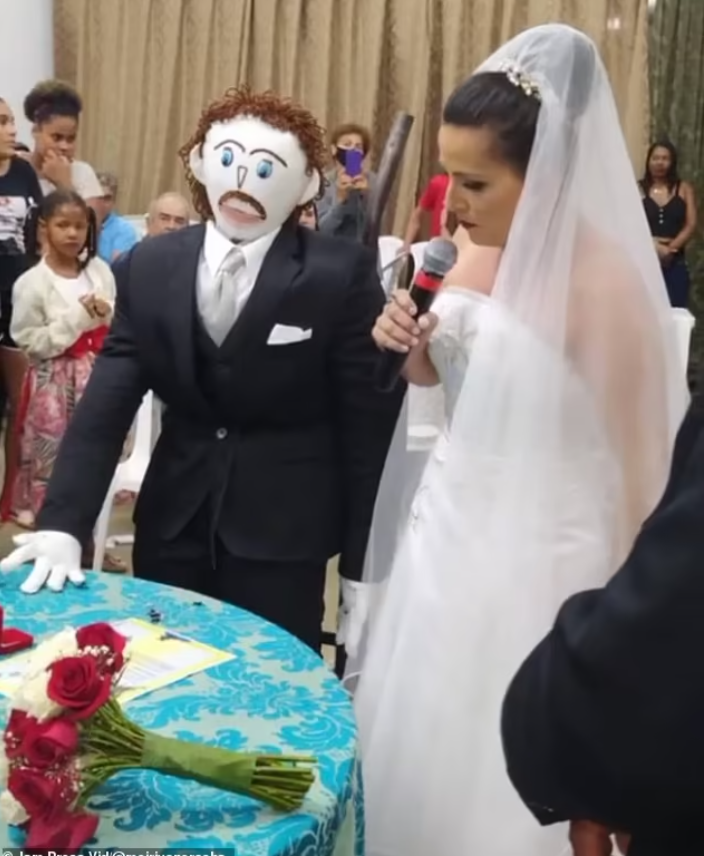 Khó tin mà có thật: Người phụ nữ hẹn hò, kết hôn rồi sinh con với một hình nộm - 2