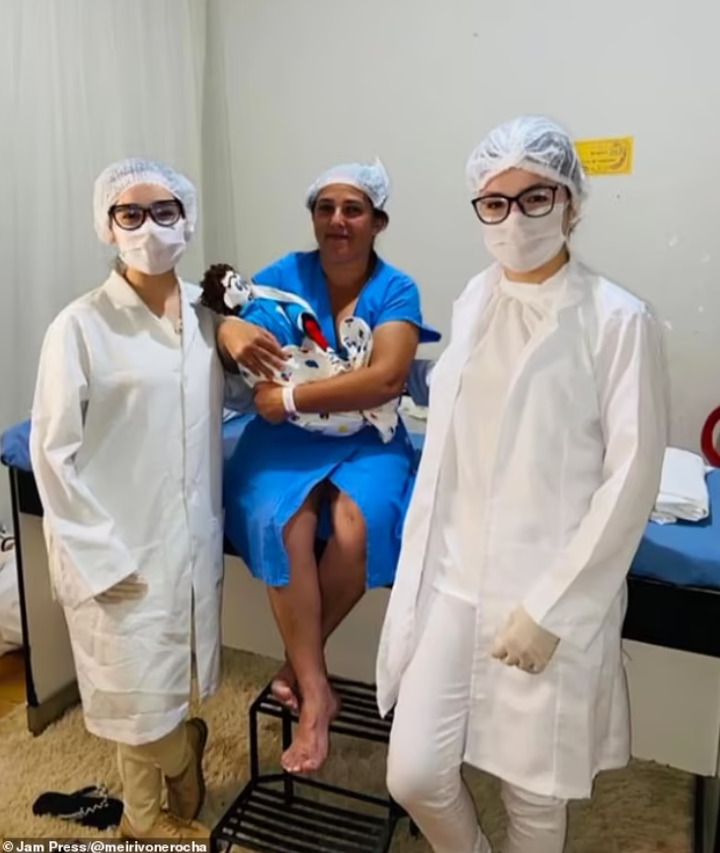 Khó tin mà có thật: Người phụ nữ hẹn hò, kết hôn rồi sinh con với một hình nộm - 4