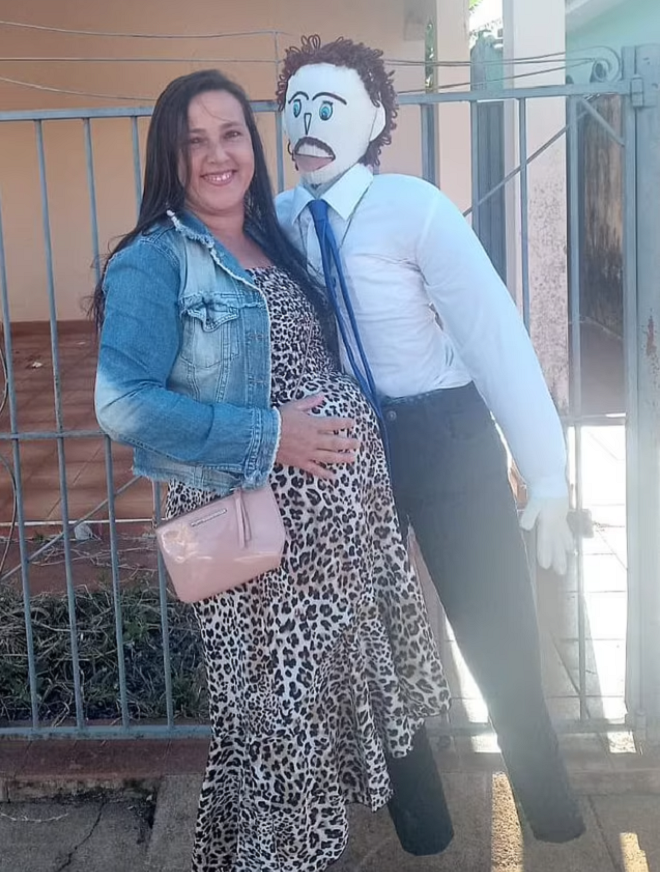 Khó tin mà có thật: Người phụ nữ hẹn hò, kết hôn rồi sinh con với một hình nộm - 3