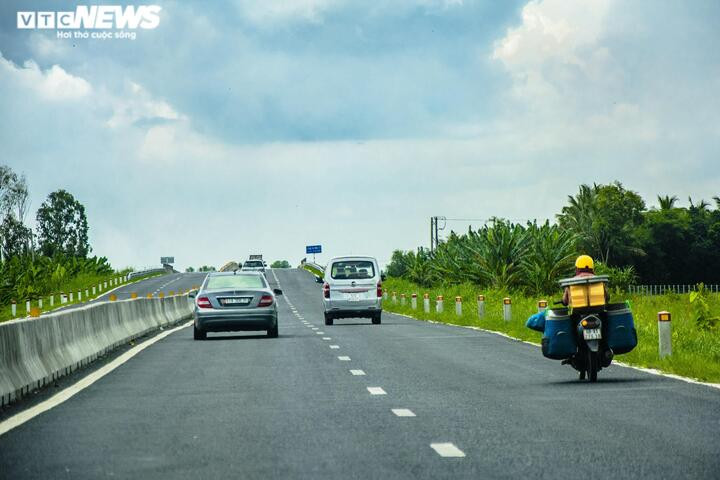 Đường hơn 6.300 tỷ đồng ở miền Tây 'vá chằng vá đụp' sau hơn 1 năm khánh thành - 8