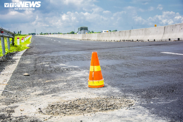 Đường hơn 6.300 tỷ đồng ở miền Tây 'vá chằng vá đụp' sau hơn 1 năm khánh thành - 6