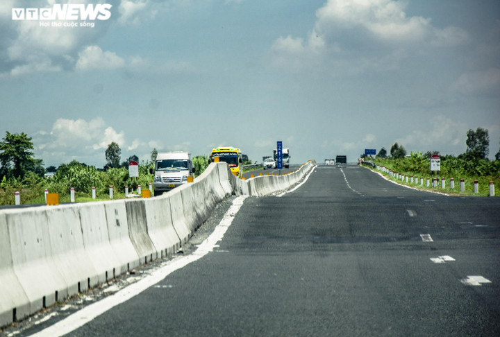 Đường hơn 6.300 tỷ đồng ở miền Tây 'vá chằng vá đụp' sau hơn 1 năm khánh thành - 4