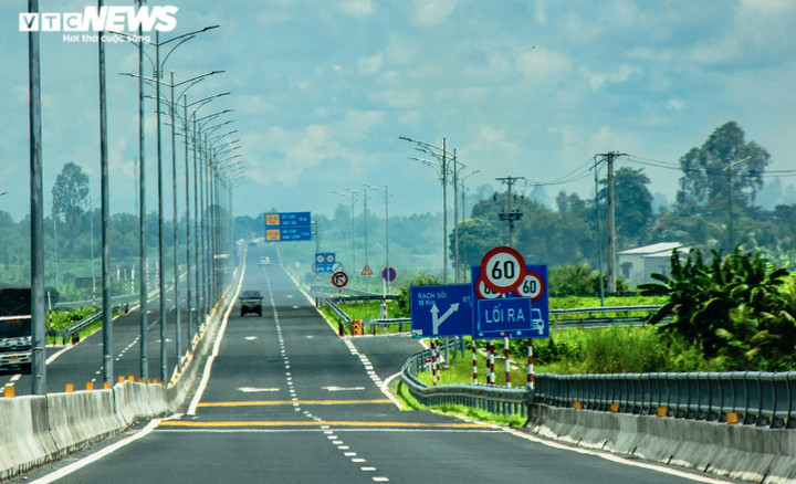 Đường hơn 6.300 tỷ đồng ở miền Tây 'vá chằng vá đụp' sau hơn 1 năm khánh thành - 10