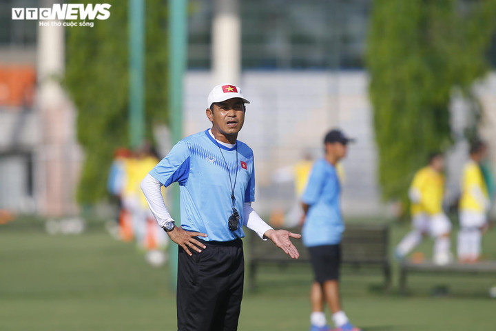 U19 Việt Nam luyện tập giữa chiều 38 độ C trước ngày dự giải Đông Nam Á - 2