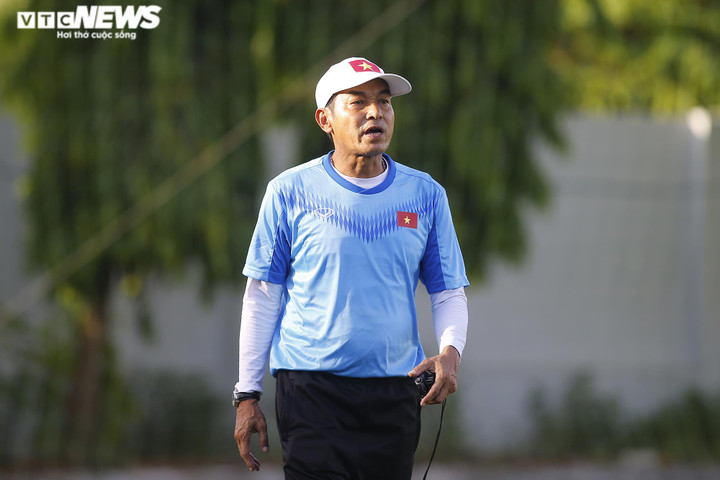 U19 Việt Nam luyện tập giữa chiều 38 độ C trước ngày dự giải Đông Nam Á - 9