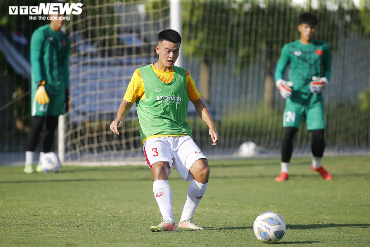 U19 Việt Nam luyện tập giữa chiều 38 độ C trước ngày dự giải Đông Nam Á - 7