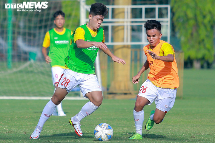U19 Việt Nam luyện tập giữa chiều 38 độ C trước ngày dự giải Đông Nam Á - 1