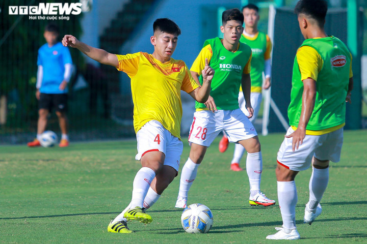 U19 Việt Nam luyện tập giữa chiều 38 độ C trước ngày dự giải Đông Nam Á - 8
