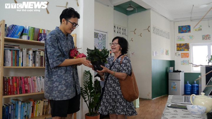 Chỉ 2 ngày đã thu được hơn 2 tấn giấy, hơn 2.500 người tham gia đổi rác lấy cây - 1