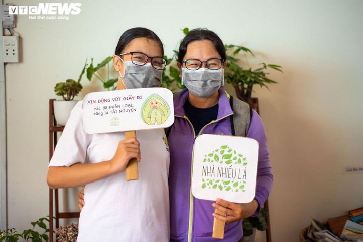 Chỉ 2 ngày đã thu được hơn 2 tấn giấy, hơn 2.500 người tham gia đổi rác lấy cây - 3