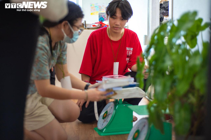 Chỉ 2 ngày đã thu được hơn 2 tấn giấy, hơn 2.500 người tham gia đổi rác lấy cây - 4