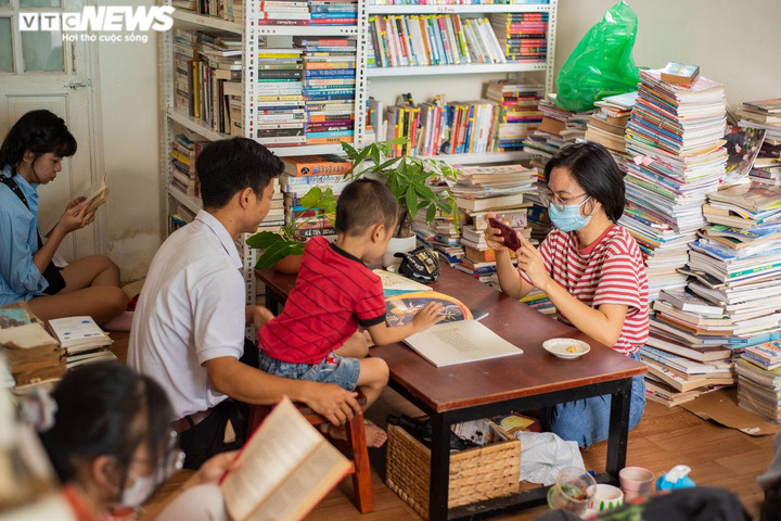 Chỉ 2 ngày đã thu được hơn 2 tấn giấy, hơn 2.500 người tham gia đổi rác lấy cây - 5