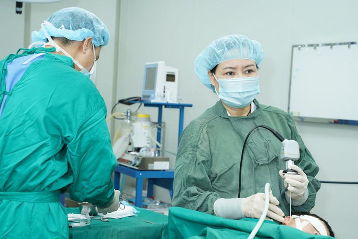 Trẻ viêm tai giữa sau bơi lội: Dấu hiệu và cách phòng ngừa - 1