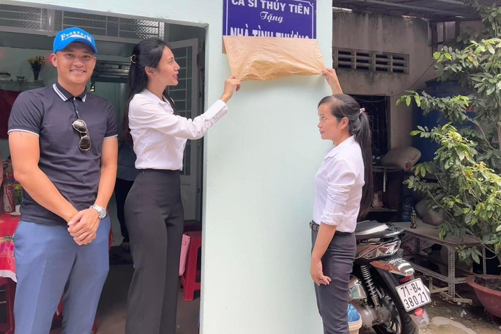 Thủy Tiên, Công Vinh trao nhà tình thương cho hộ nghèo tại Bến Tre - 2