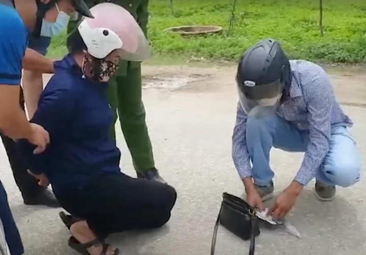 Người phụ nữ giao gà bị 2 mẹ con tình địch gài ma túy vào túi - 1