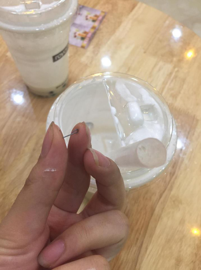 Thực khách số nhọ 'khóc thét' phát hiện những thứ không tưởng lẫn vào đồ ăn - 9