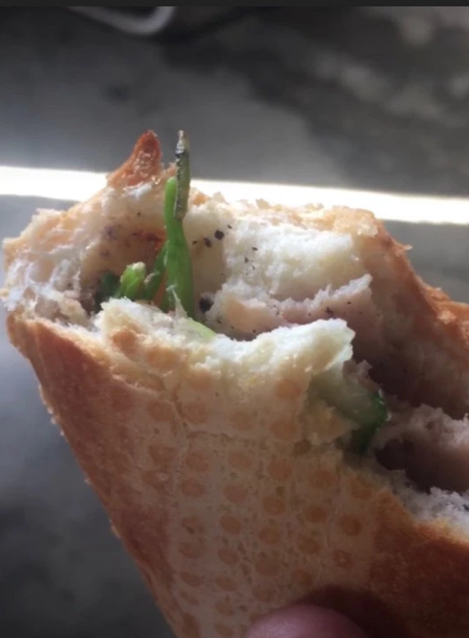 Thực khách số nhọ 'khóc thét' phát hiện những thứ không tưởng lẫn vào đồ ăn - 4