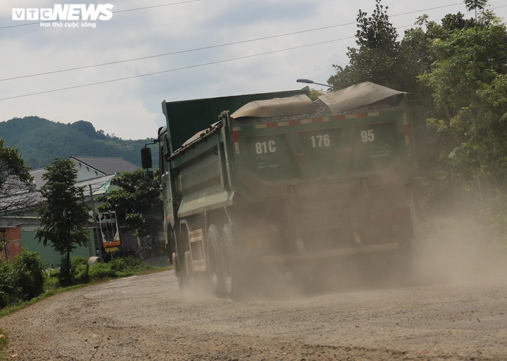 Xe cơi nới phóng bạt mạng trên quốc lộ, băm nát đường dân sinh - 5