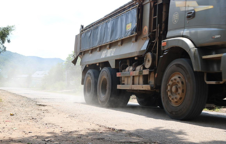 Xe cơi nới phóng bạt mạng trên quốc lộ, băm nát đường dân sinh - 2