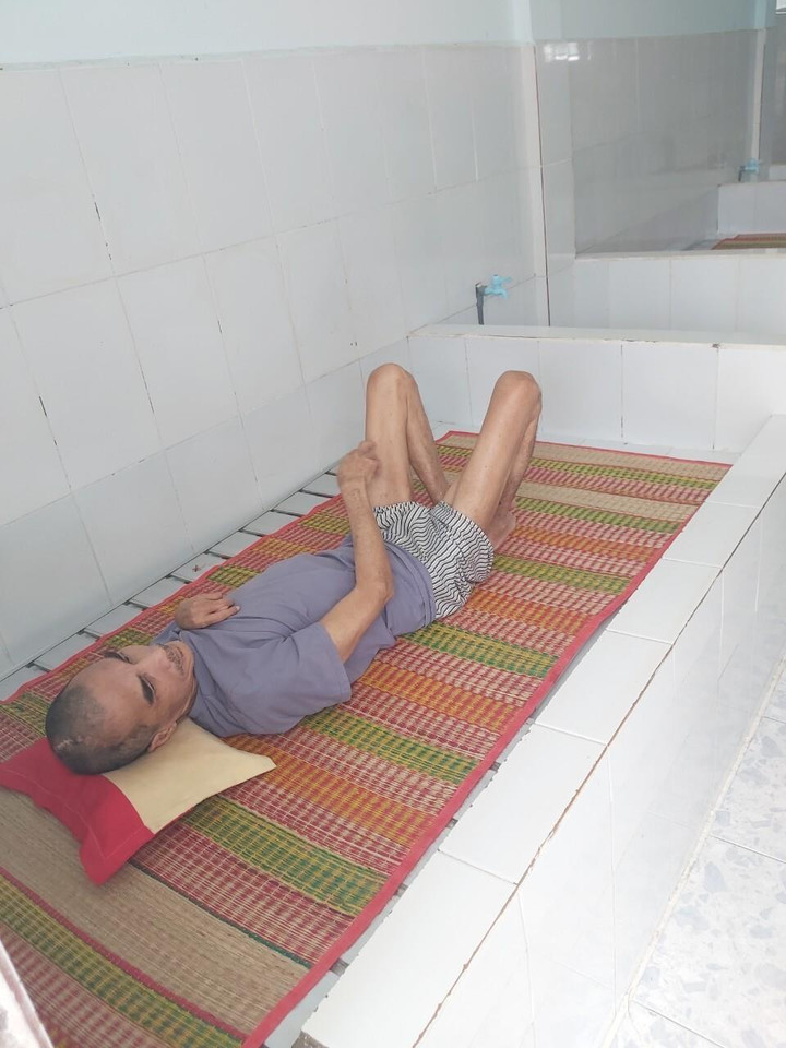 Sự thật về tấm ảnh 'Trung tâm CTXH Vĩnh Long để cụ bà ngủ giường gắn bồn cầu' - 2