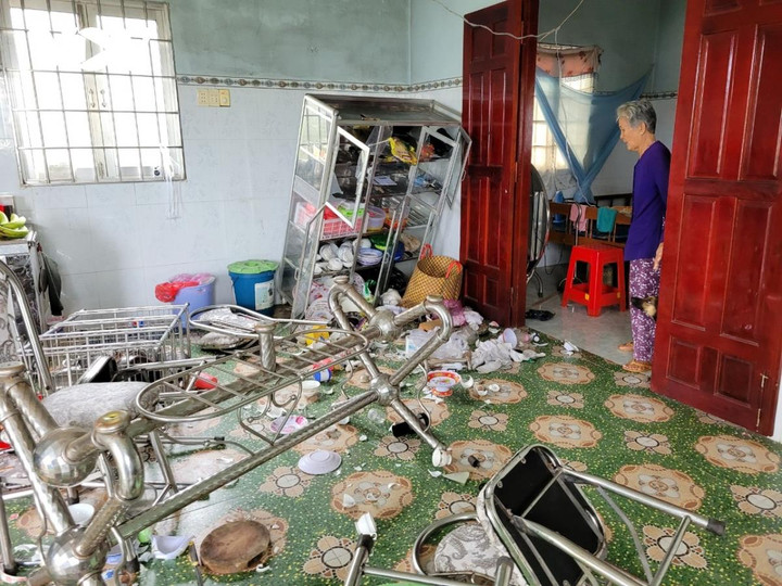 Côn đồ ngang nhiên xông vào nhà đập phá mặc cụ bà 78 tuổi van xin - 1