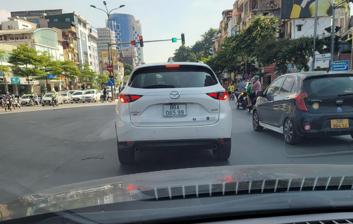 Đủ chiêu trò ‘hô biến’ biển số ô tô để né phạt nguội - 3